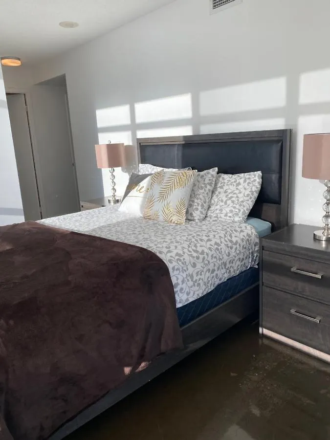 Toronto Downtown Luxurious Stylish 3 Bedroom 3 Bath 2 Balconies Near Rogers Centre Lakeview Condo Kanada