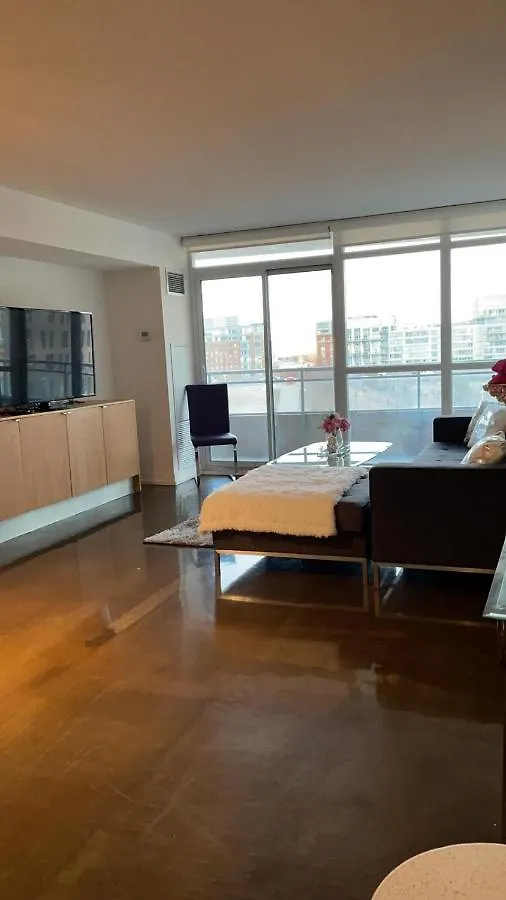 Toronto Downtown Luxurious Stylish 3 Bedroom 3 Bath 2 Balconies Near Rogers Centre Lakeview Condo 0*,  Kanada