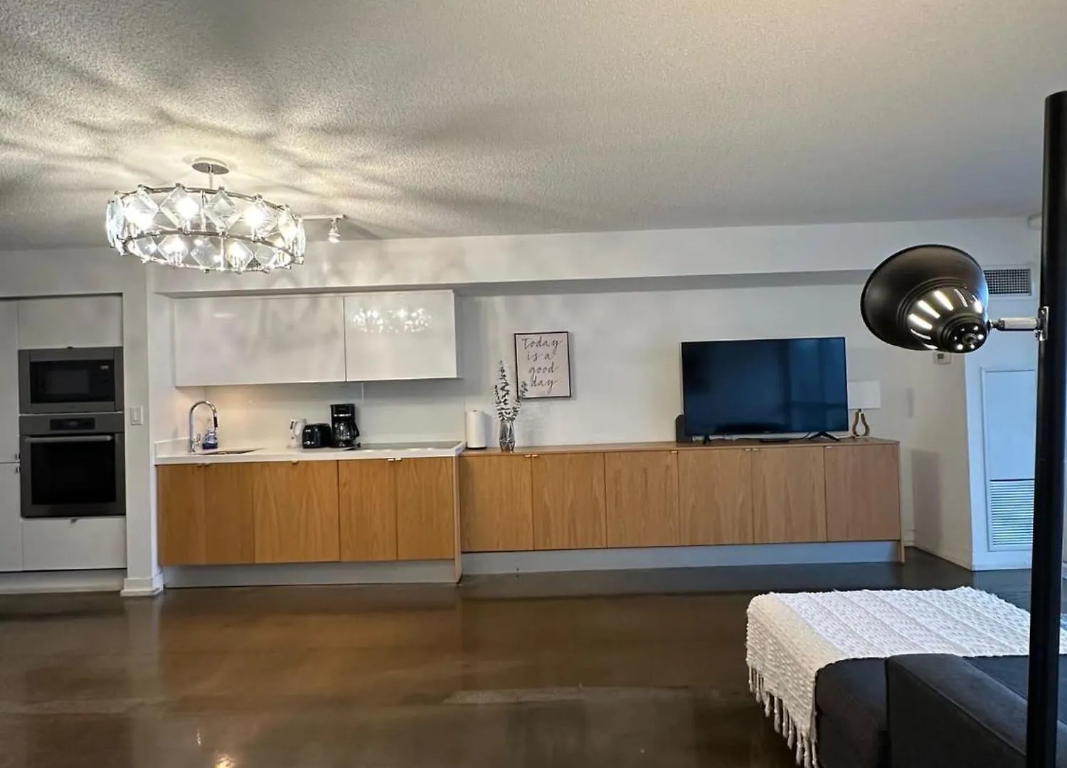 Toronto Downtown Luxurious Stylish 3 Bedroom 3 Bath 2 Balconies Near Rogers Centre Lakeview Condo 0*,  Kanada